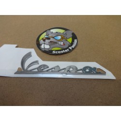 Emblème monogramme "Vespa" pour tablier Vespa - ADHESIF scooterpassion Belgique France